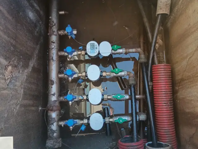 Batteria di contatori dell'acqua in pozzetto