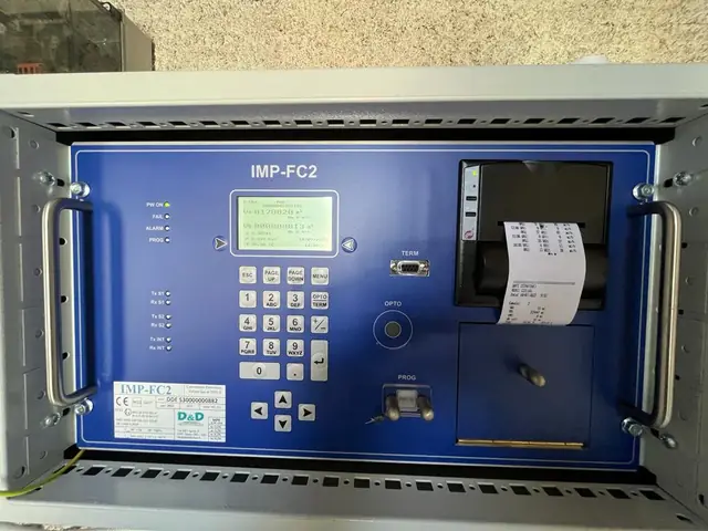 Flow computer in cabina, con stampante
